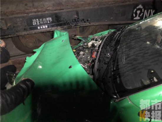 西安出租車與火車凌晨相撞 出租損毀面目全非